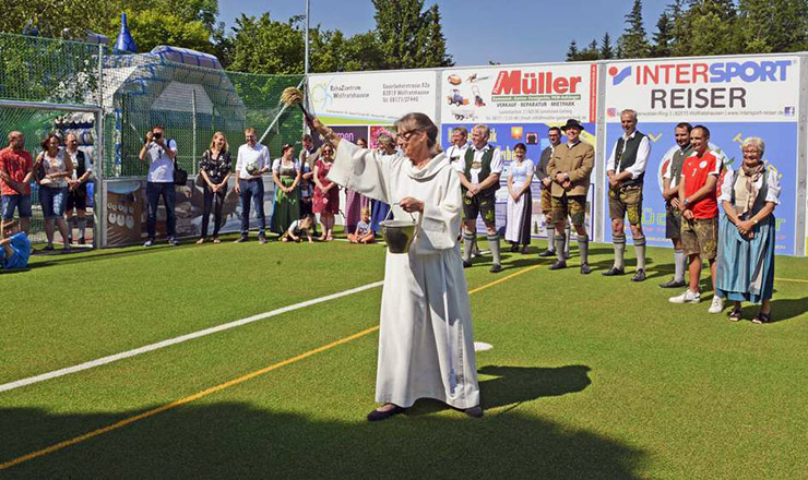 Spezial-Kleinspielfeld für Ascholding mit Riesen-Sponsorenwand